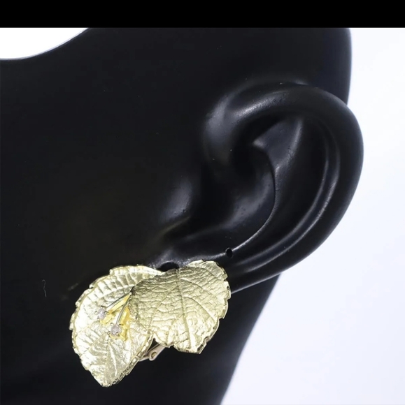 Leaf Motif Earrings in Solid 18K yellow Gold [clip-on and screw type lock] - Picture 8 of 17